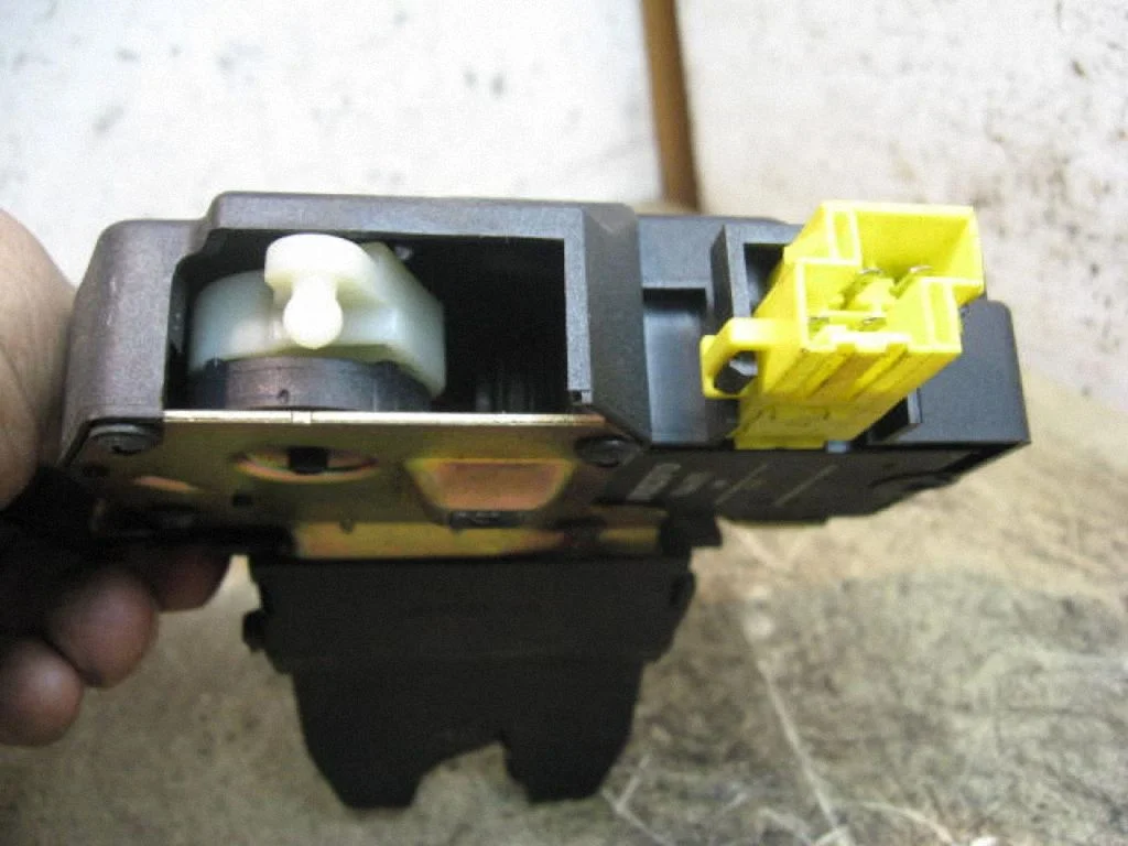 Tailgate/trunk/boot lock/catch/latch 9203463