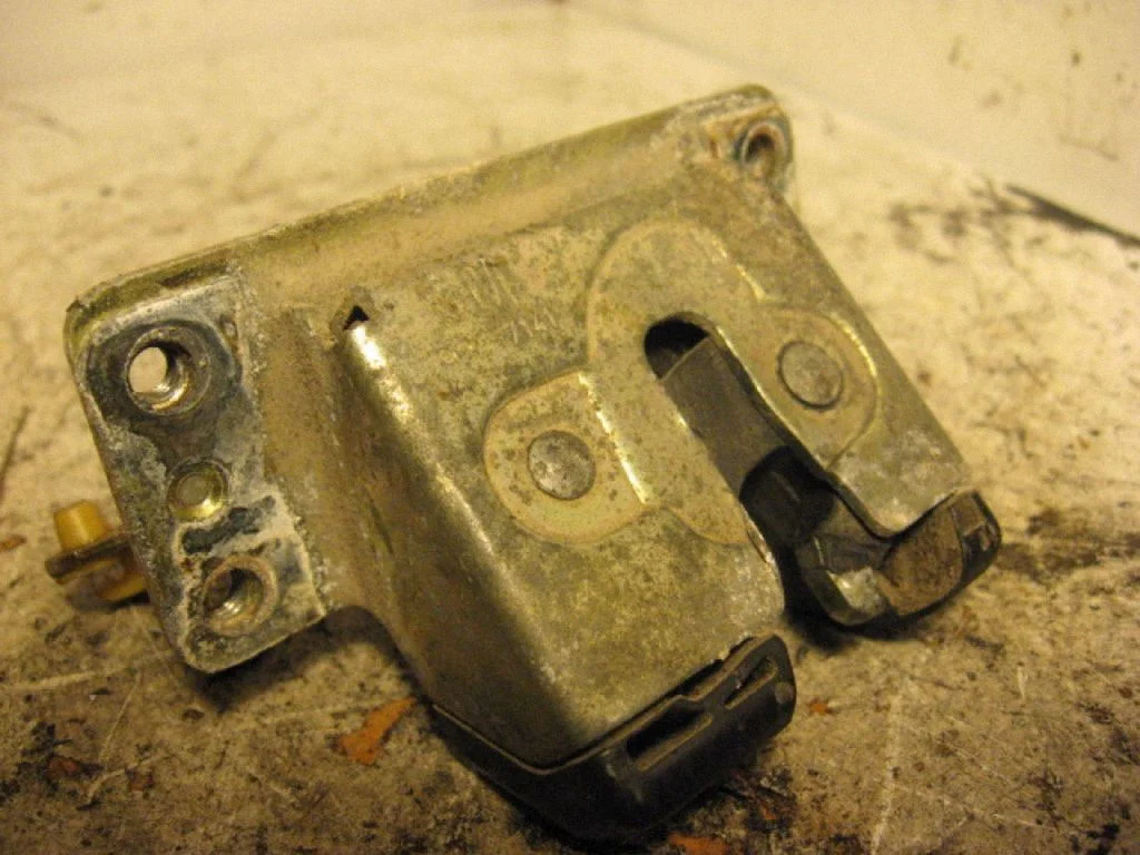 Tailgate/trunk/boot lock/catch/latch – centre