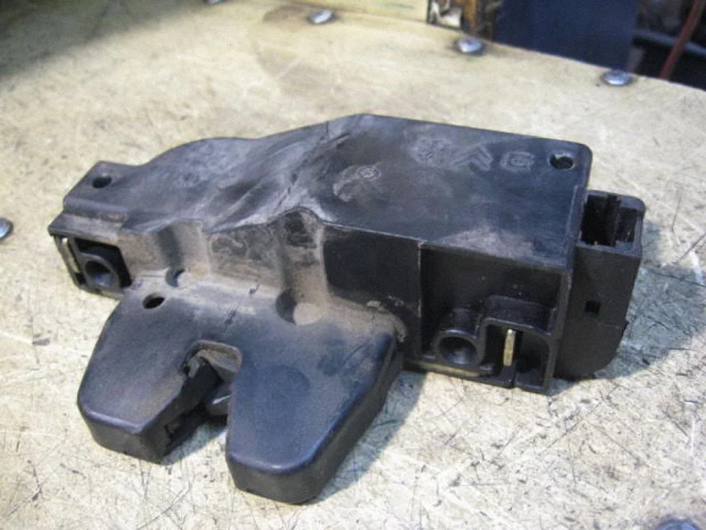 Tailgate/trunk/boot lock/catch/latch 9627816980