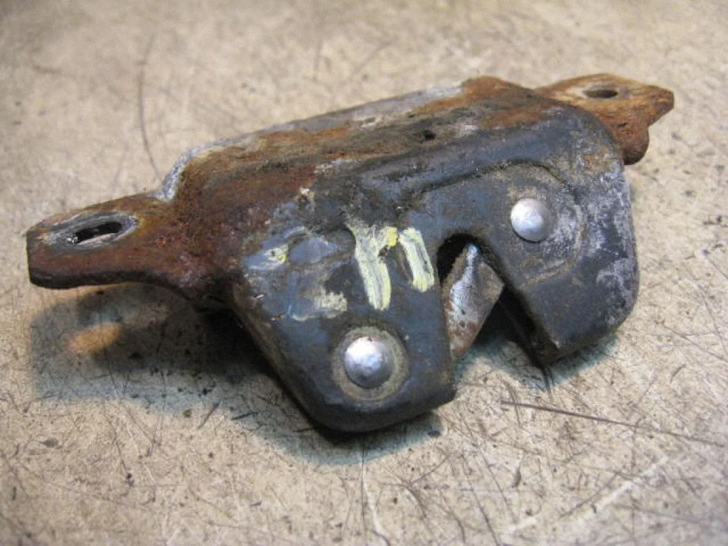 Tailgate/trunk/boot lock/catch/latch – centre