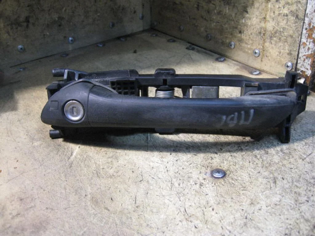 Front door exterior handle – left