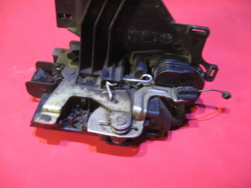 Zamek drzwi przednich 6X1837013G