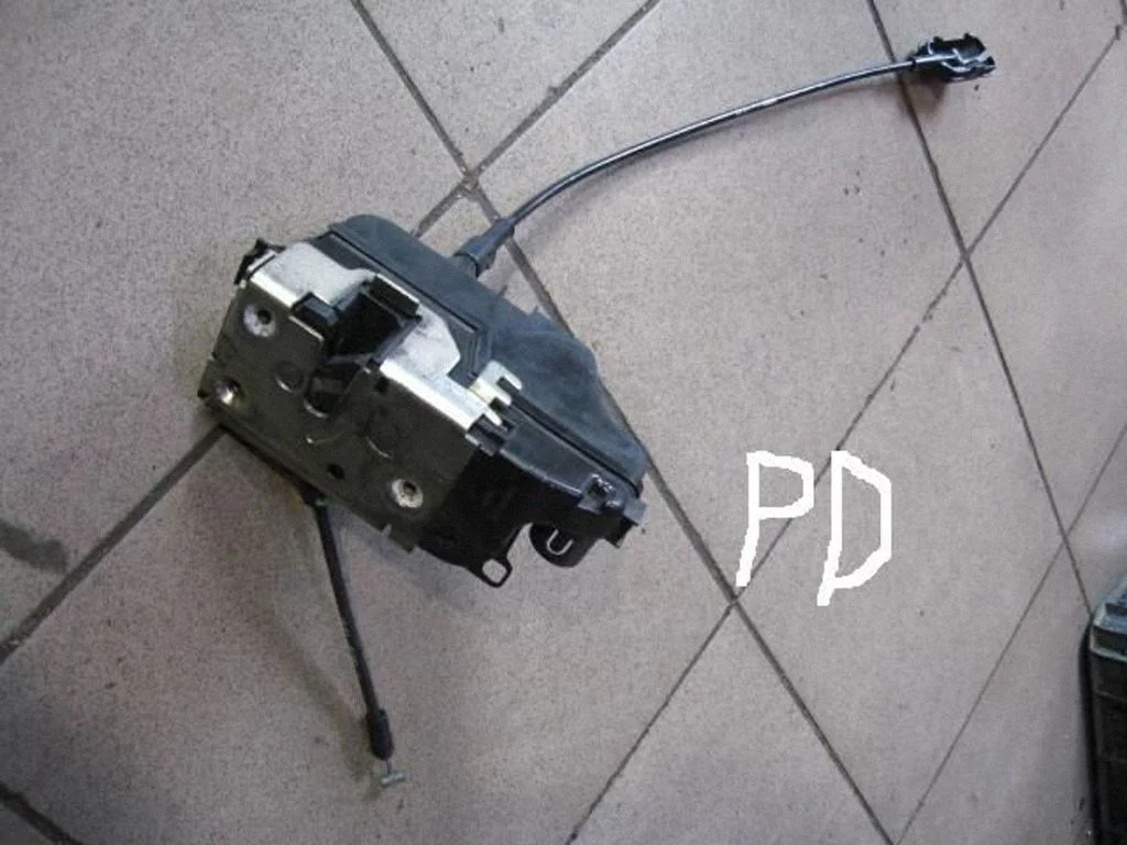 Priekšējo durvju slēdzene 012900