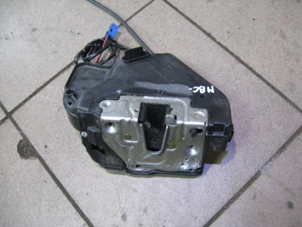 Front door lock 2037200235