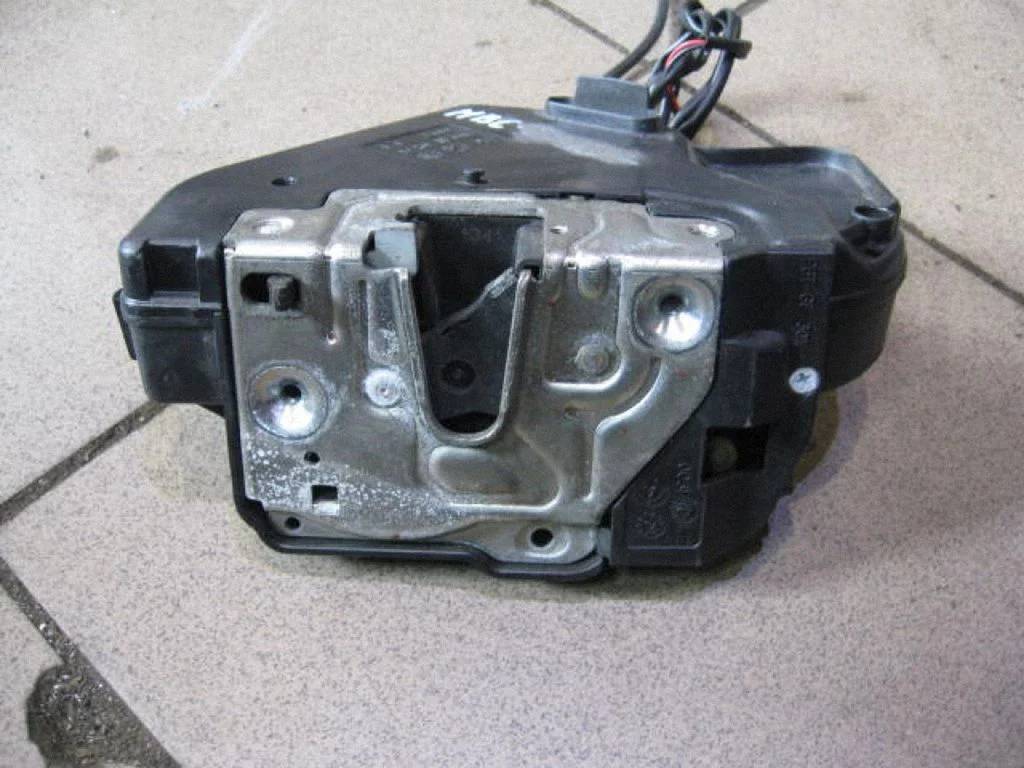 Front door lock 2037200335