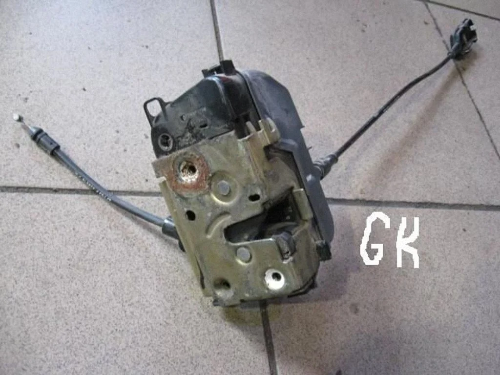 Aizmugurējo durvju slēdzene 012897