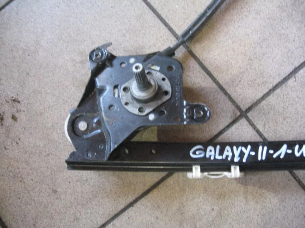 Rear door manual window regulator RH7M3839402A