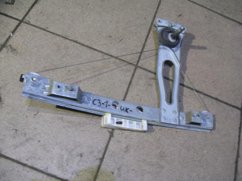 Mechaninis galinio lango pakėlimo mechanizmas