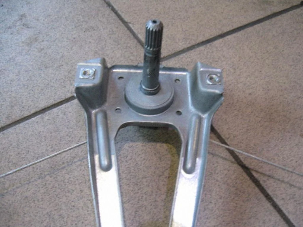 Mechaninis galinio lango pakėlimo mechanizmas