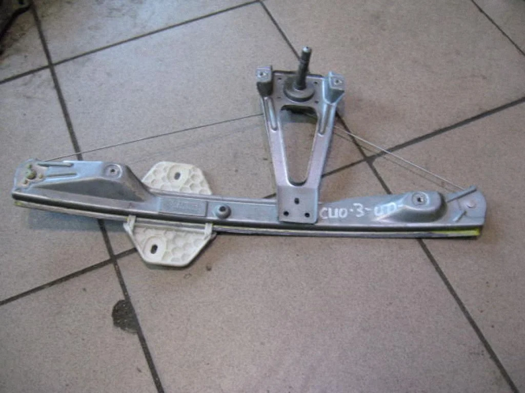 Mechaninis galinio lango pakėlimo mechanizmas