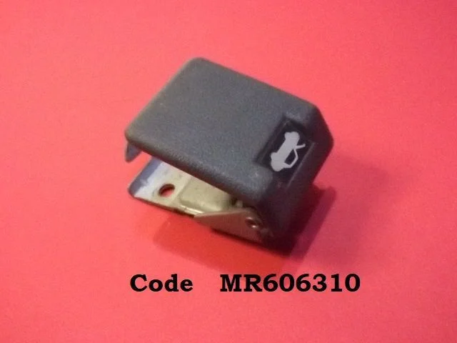 Engine bonnet (hood) release handle MR606310