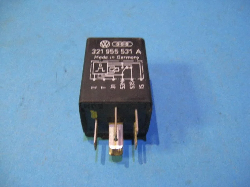 Klaasipuhastite intervallrelee – Audi A6 S6 C4 4A (1994-1997)