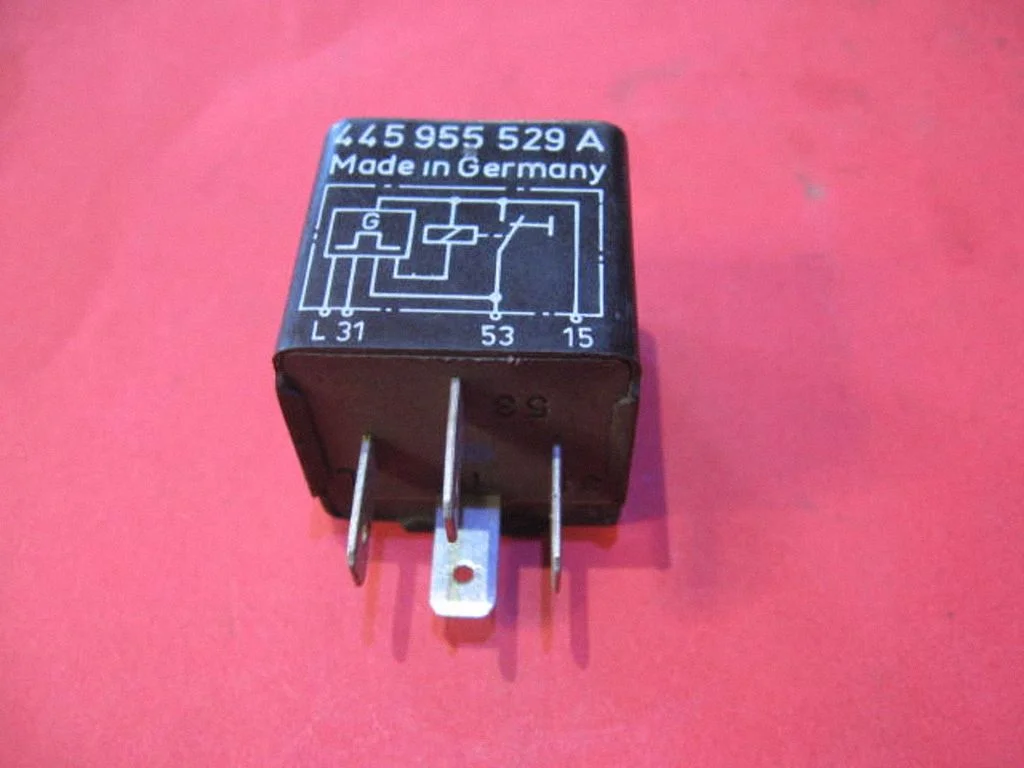 Klaasipuhastite intervallrelee – Audi A4 S4 B5 8D (1999-2000)