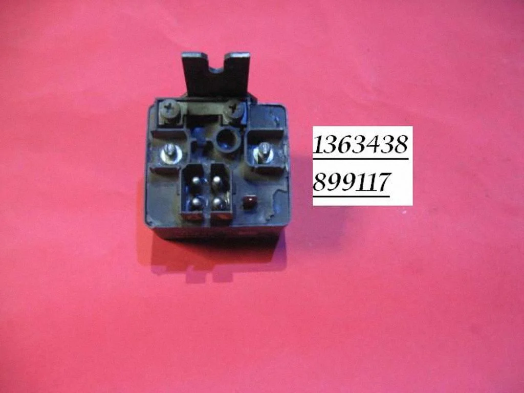 Kvēlsveču priekšuzsildes relejs 1363438