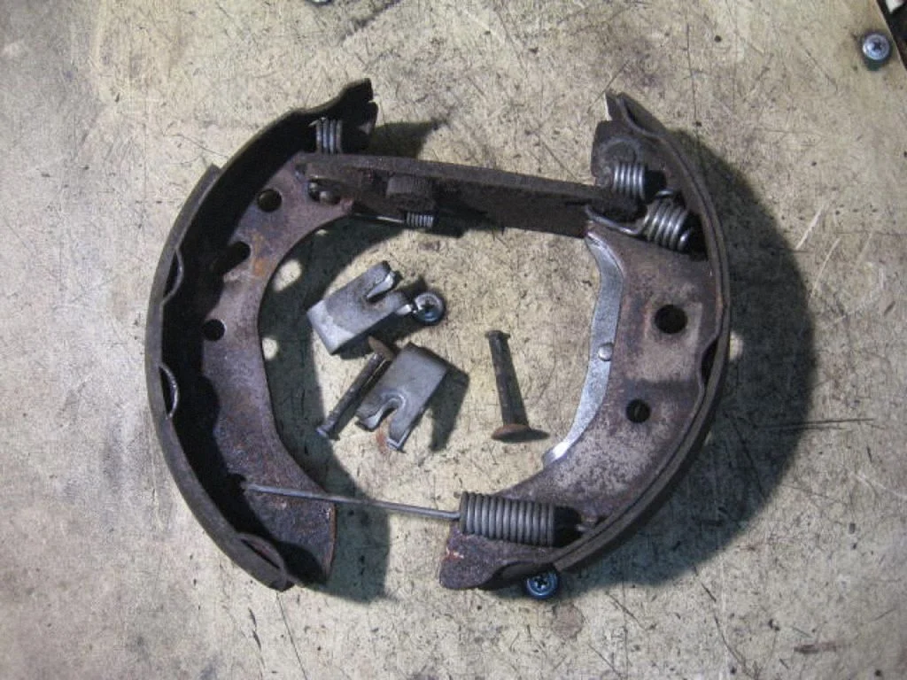 Brake pads (rear) – left