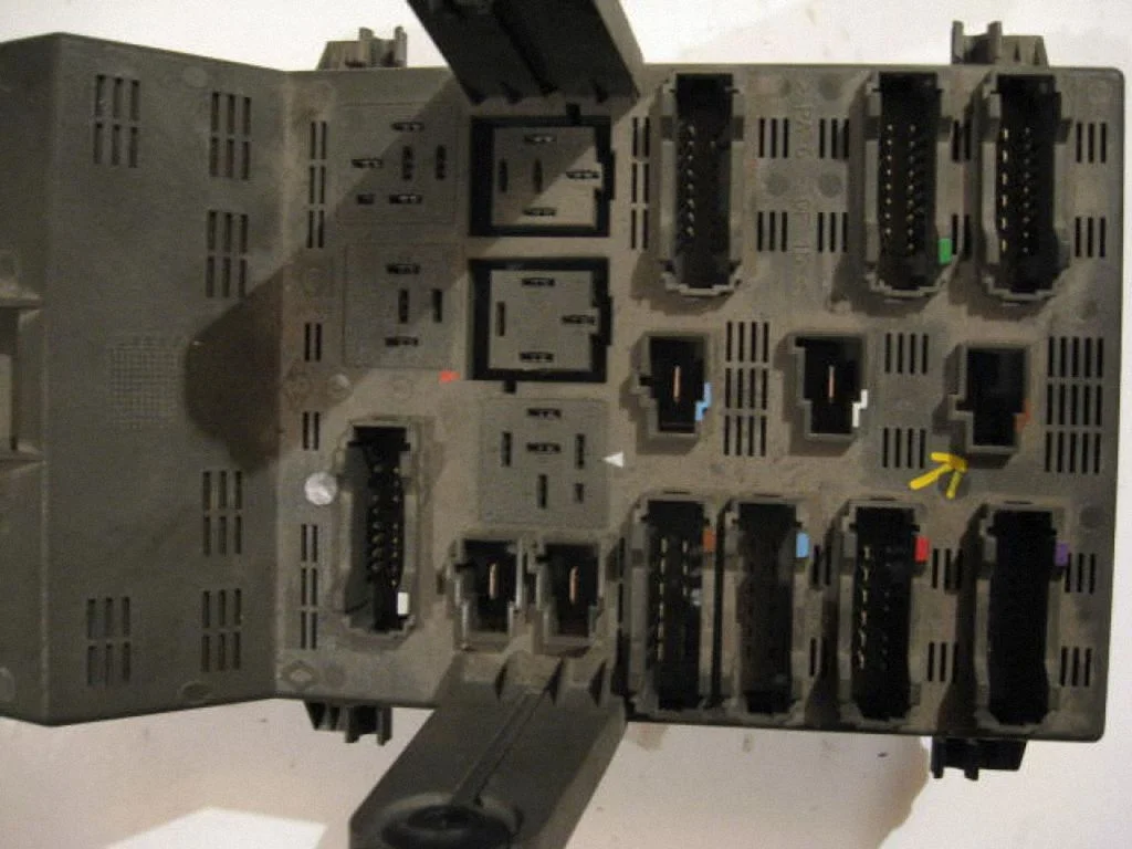 Drošinātāju bloks 77008215867703197962