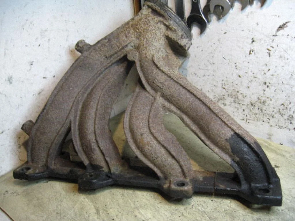 Izplūdes kolektors – kreisā