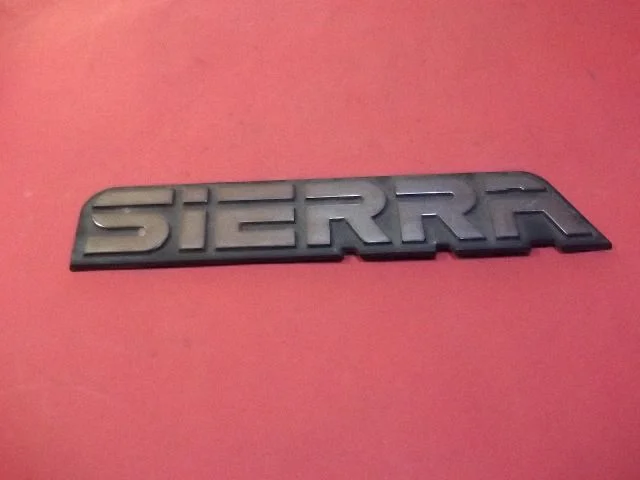 Ražotāja emblēma/modeļa burti SIERRAMK1MK2