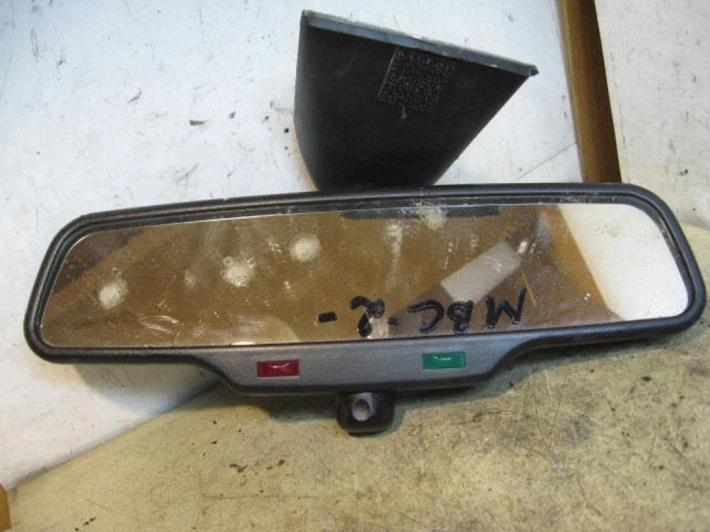 Rear view mirror (interior) E1010427