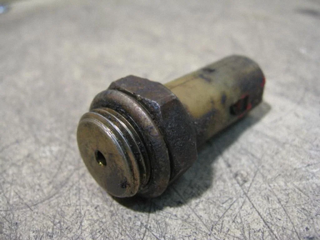 Oil pressure sensor – right