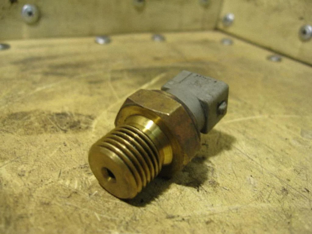 Oil pressure sensor 05BAR