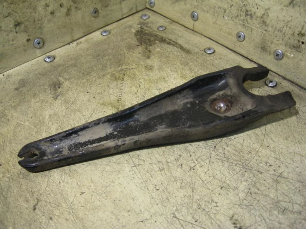 Clutch release arm fork MG55818