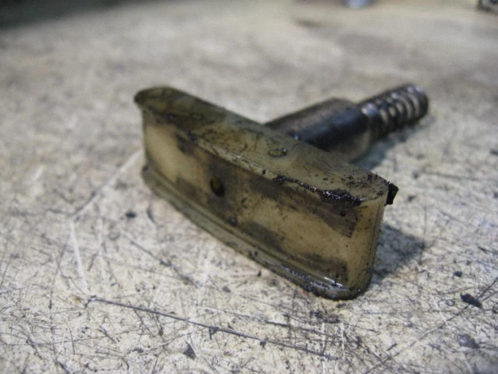 Slide rail for timing chain – left