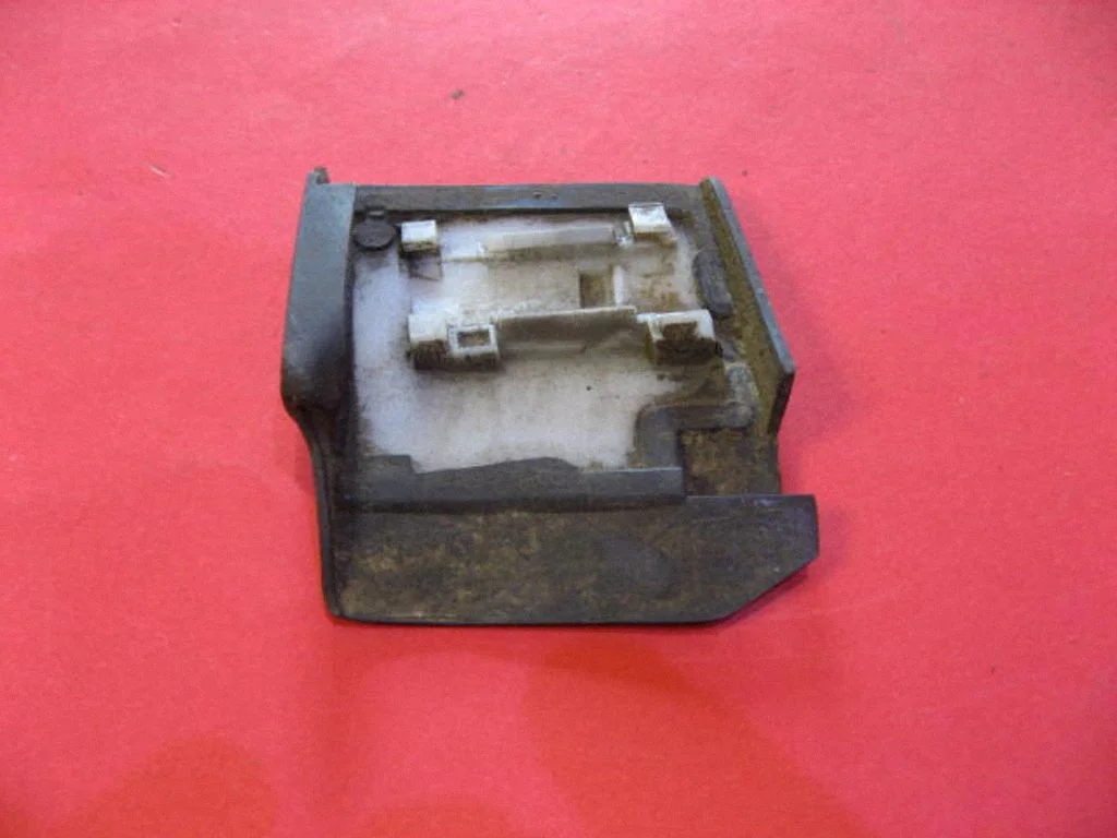 Moldings uz aizmugurējā spārna – Audi A6 S6 C4 4A (1994-1997)