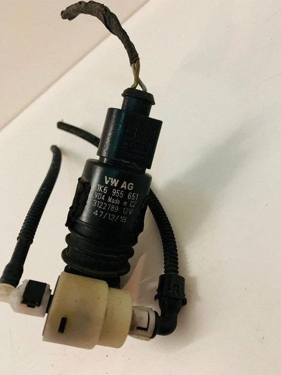 Windscreen/windshield washer pump – Porsche Cayenne (92A) (2010-2017)