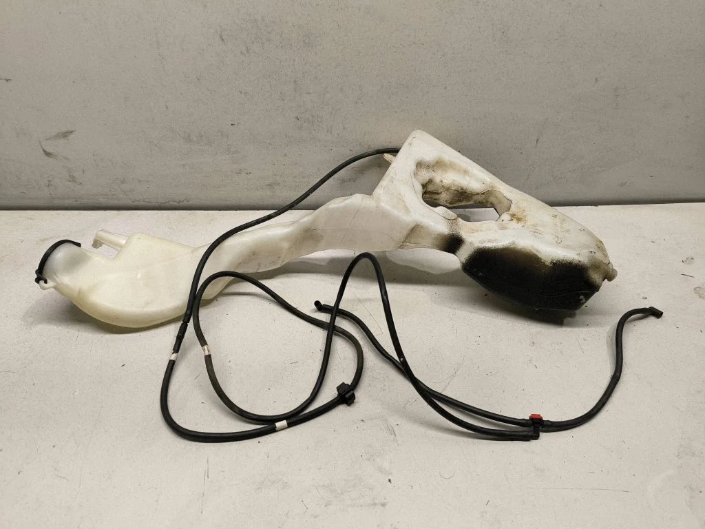 Windshield washer fluid reservoir/tank 715712406
