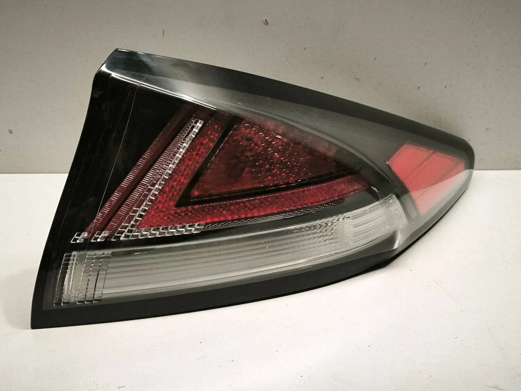 Rear/tail lights 92402G2200