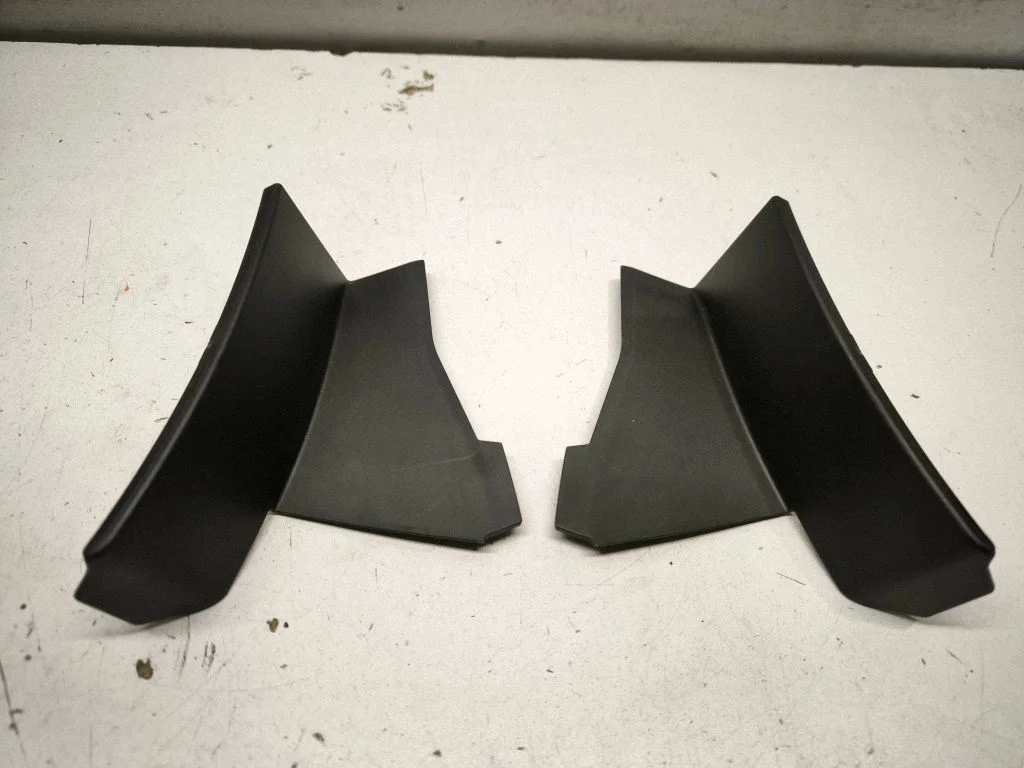 Rear/tail light trim molding 8149848020