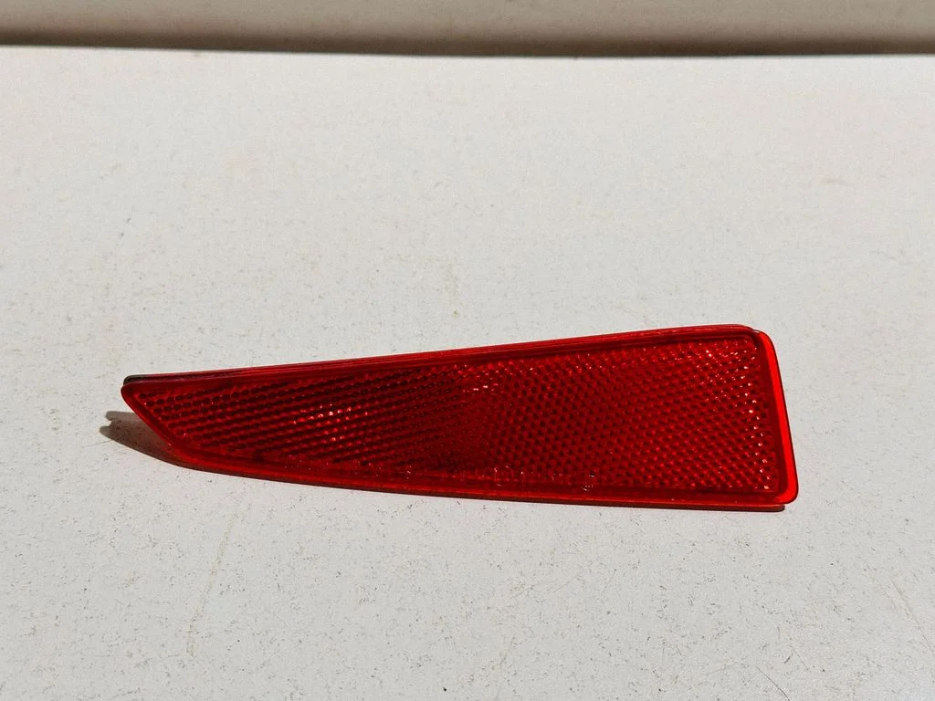 Rear tail light reflector 48154