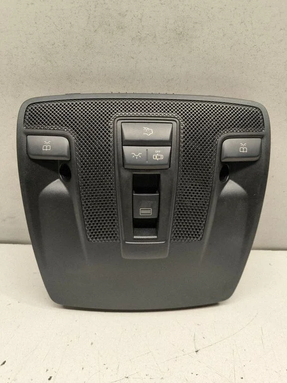 Lampka przednich siedzeń – Mercedes-Benz Klasa CLA C117 X117 W117 (2013-2019)