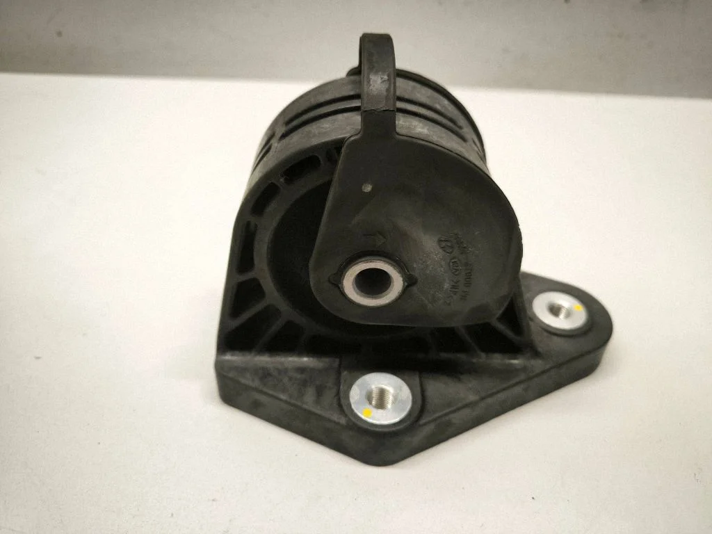 Engine mount bracket 21924G7000