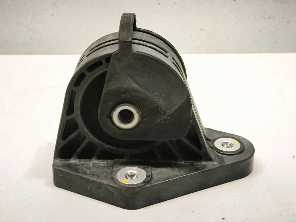 Engine mount bracket 21924G7000
