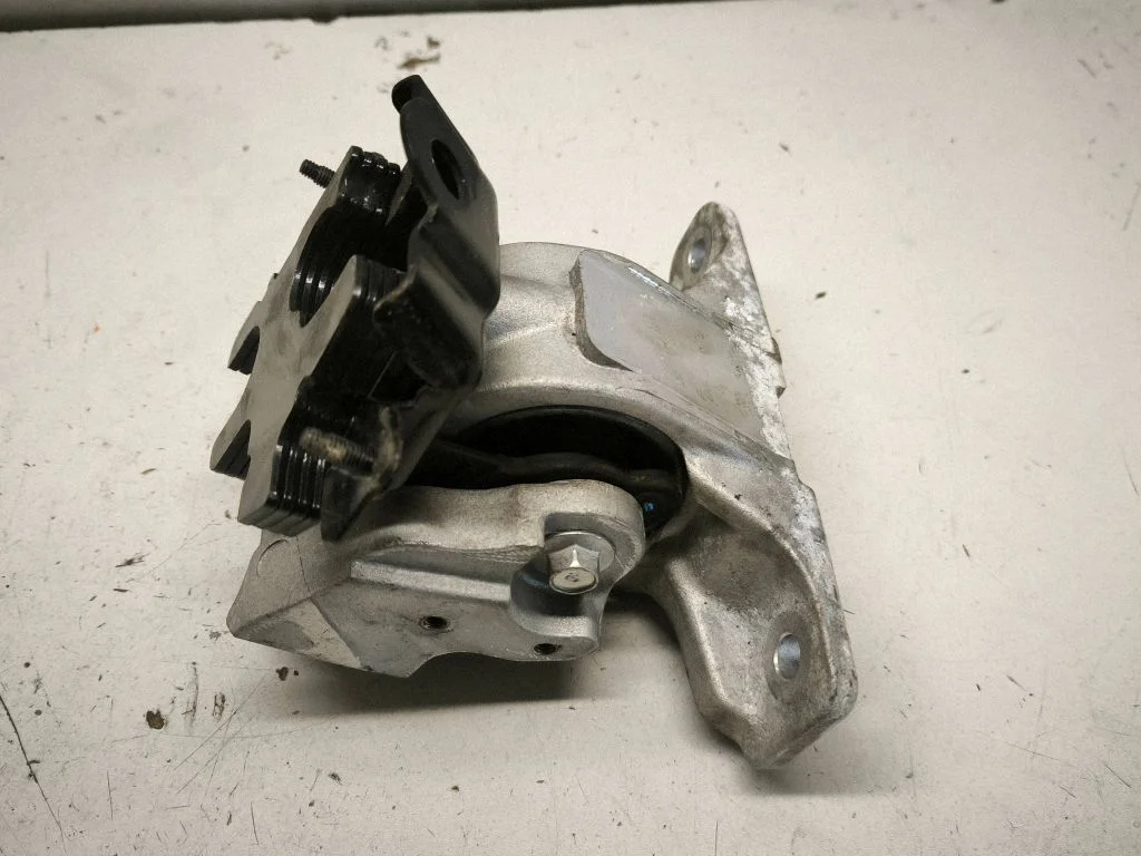 Engine mount bracket – front