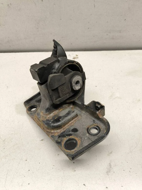 Engine mount bracket – front