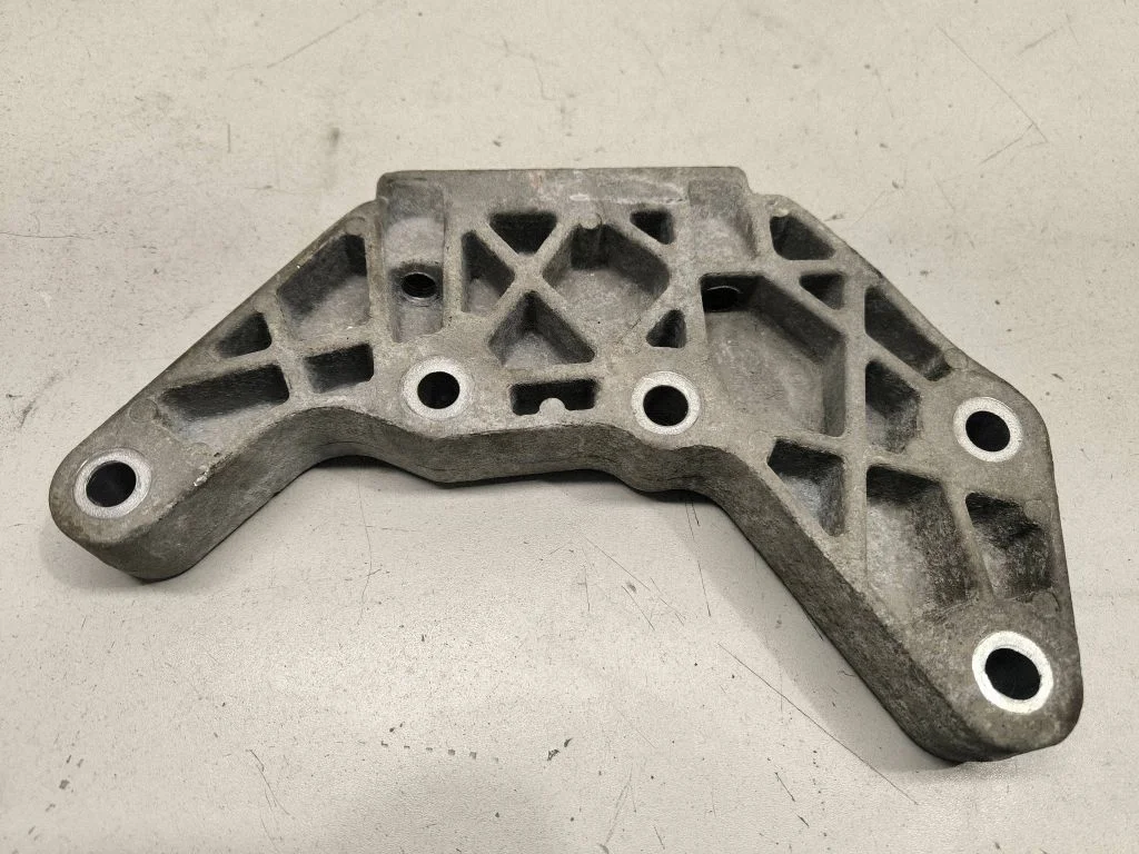 Engine mounting bracket GJ327M125BB