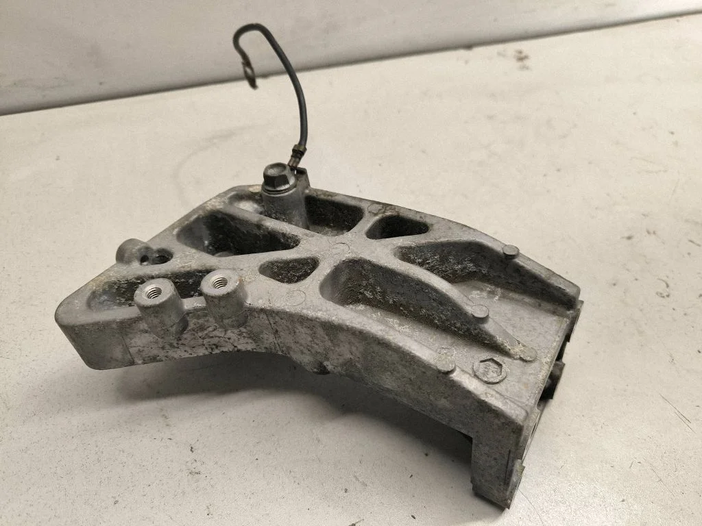 Engine mounting bracket – front