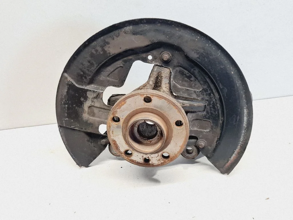 Front wheel hub 7G913K170M