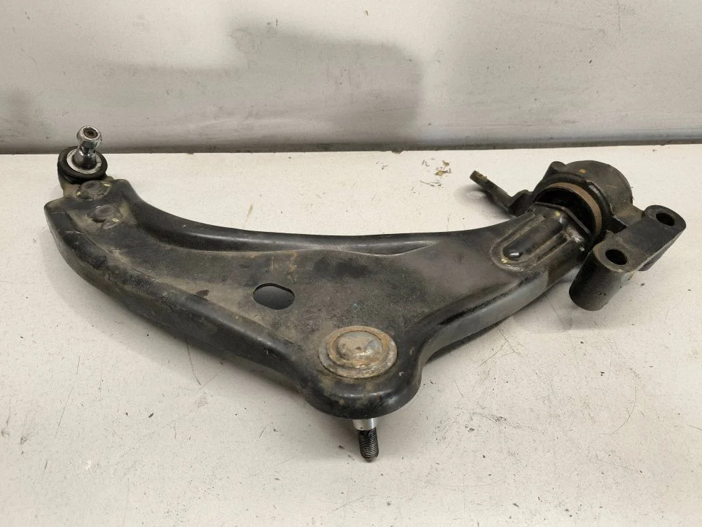 Front lower control arm/wishbone – right