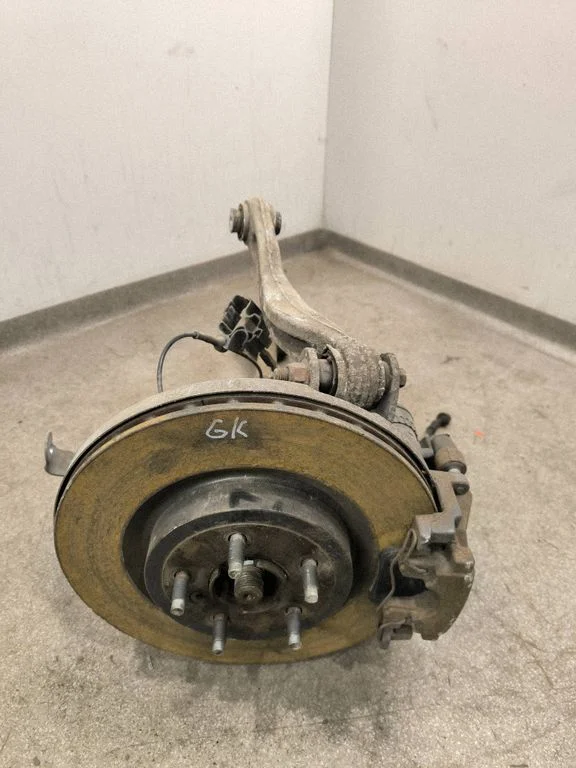 Rear wheel hub spindle/knuckle – left