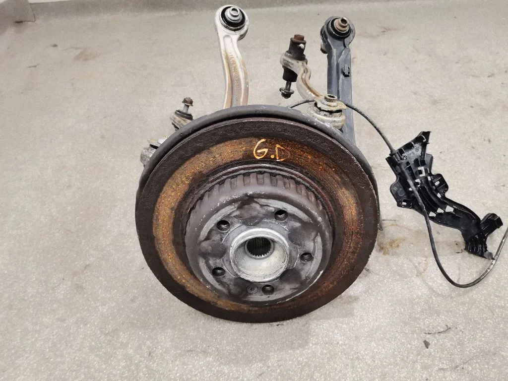 Rear wheel hub spindle/knuckle – right
