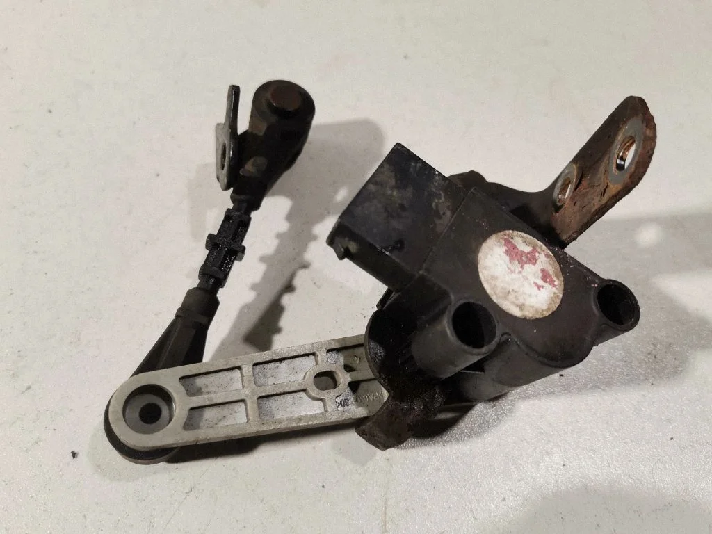 Rear air suspension level height sensor HK833C279