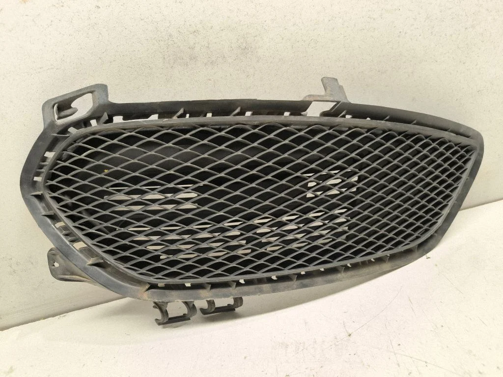 Esistange alumine võre (kolmeosaline) – Mercedes-Benz CLA-klass C117 X117 W117 (2013-2019)