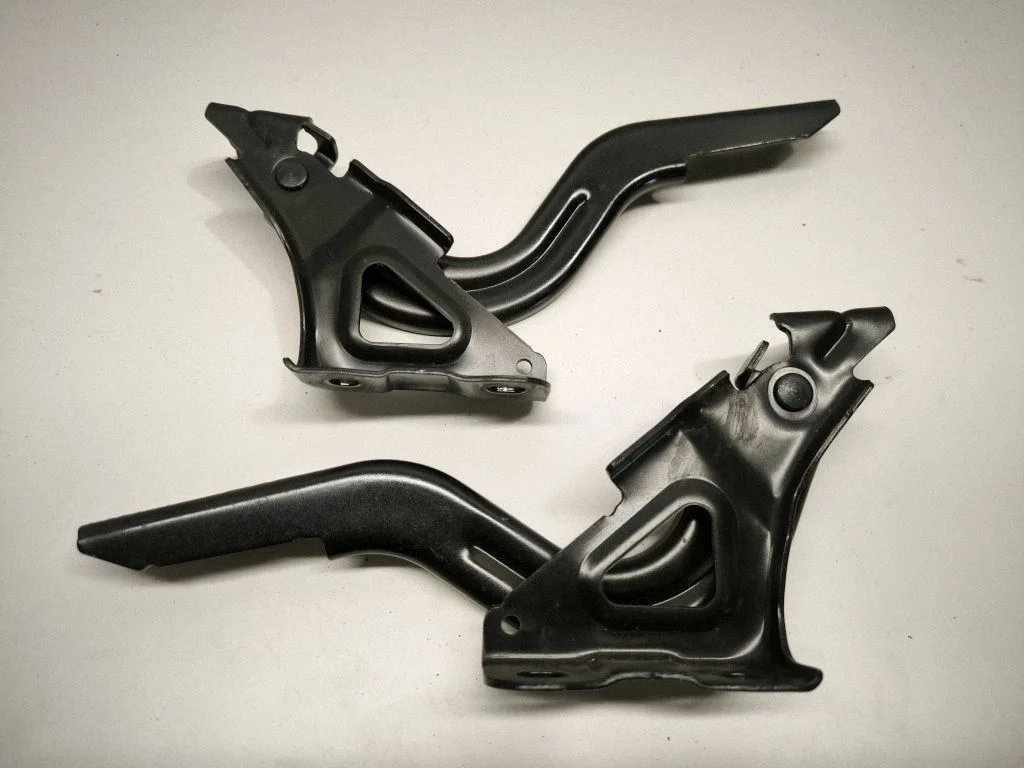 Engine bonnet/hood hinges – front