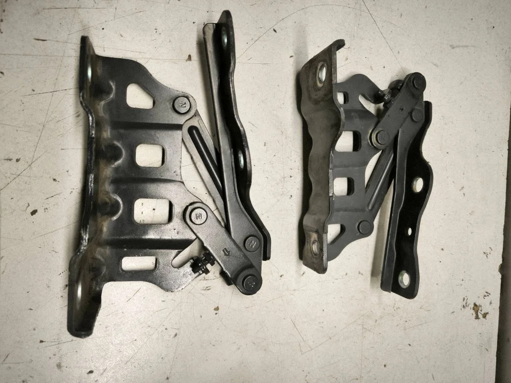 Engine bonnet/hood hinges – front