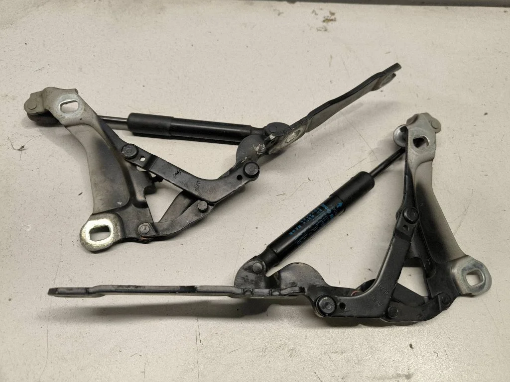 Engine bonnet/hood hinges 2751203