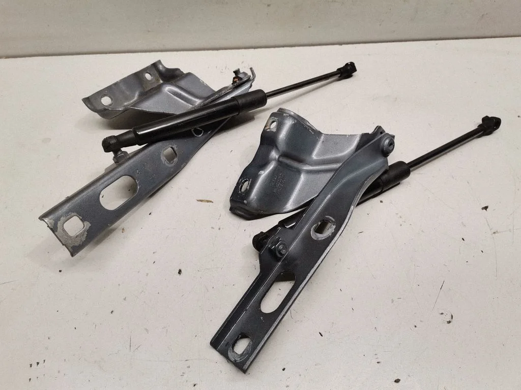 Engine bonnet/hood hinges 8R0823301A